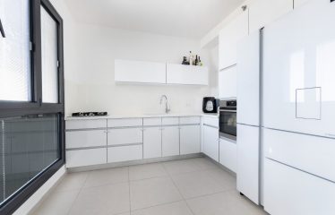 À vendre à Bat Yam – 4 pièces dans la tour Uptown
