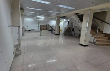 À louer : grand entrepôt industriel prêt à l’emploi à Kfar Saba