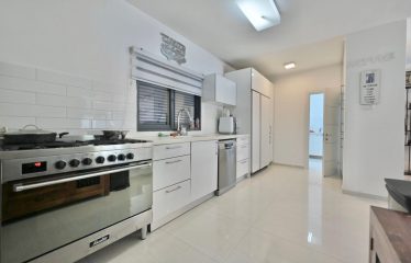 À vendre – Villa spacieuse dans le quartier Neve Hof, Rishon LeZion