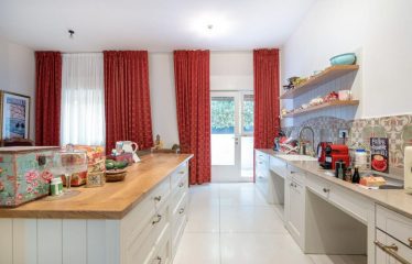 À vendre – Charmant appartement avec terrasse dans le quartier Shenkin, Tel-Aviv