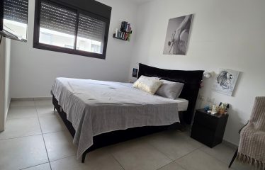 À vendre à Bat Yam – Spacieux 3 pièces avec mamad et balcon