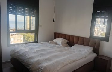 Bat Yam – Appartement récent avec terrasse, parking et cave